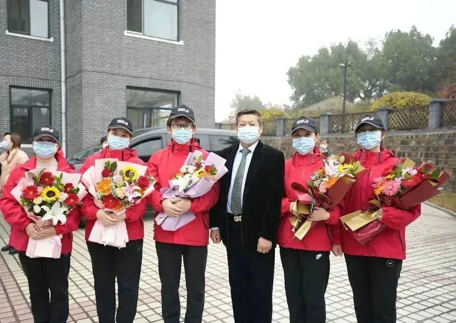 “白衣執甲，遼藏情深”葫蘆島市第二人民醫院舉行戰“疫”英雄凱旋歡迎儀式(圖1)